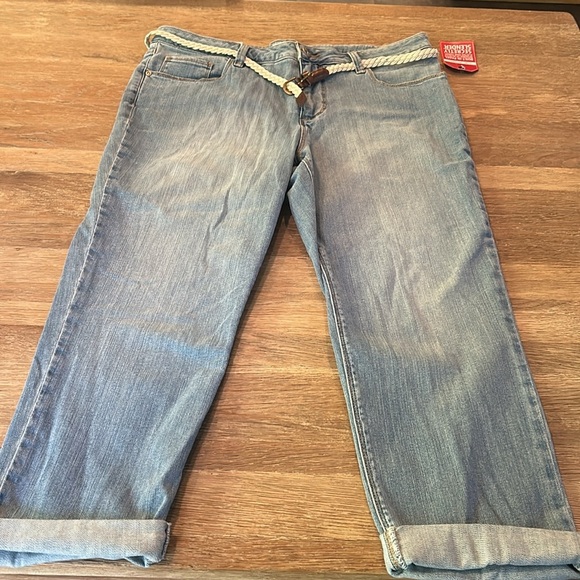NWT St John's Bay classic capri Secretly Slender Jeans Size 14 w/ shirt - Picture 3 of 13